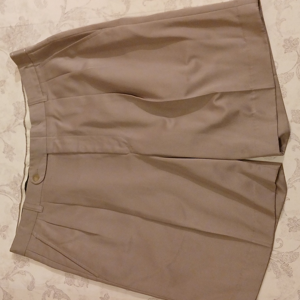 Descente dress khakis size 36 made of 100% polyester